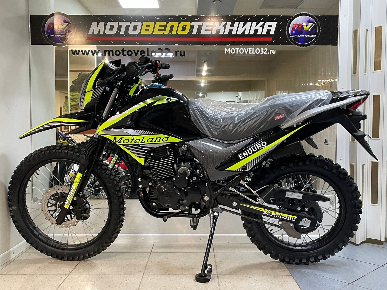 Enduro lt 250 neon. Motoland Enduro lt 250 Neon. Motoland 250lt Neon. Motoland 250 lt эндуро черного цвета. Motoland Enduro lt250 магазин.